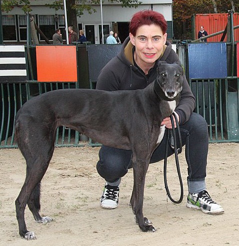 Foto Cees van Arkel, portretfoto met mijn huidige hond Diz (Greyhound) voor de starthokken, Geldrop.jpg