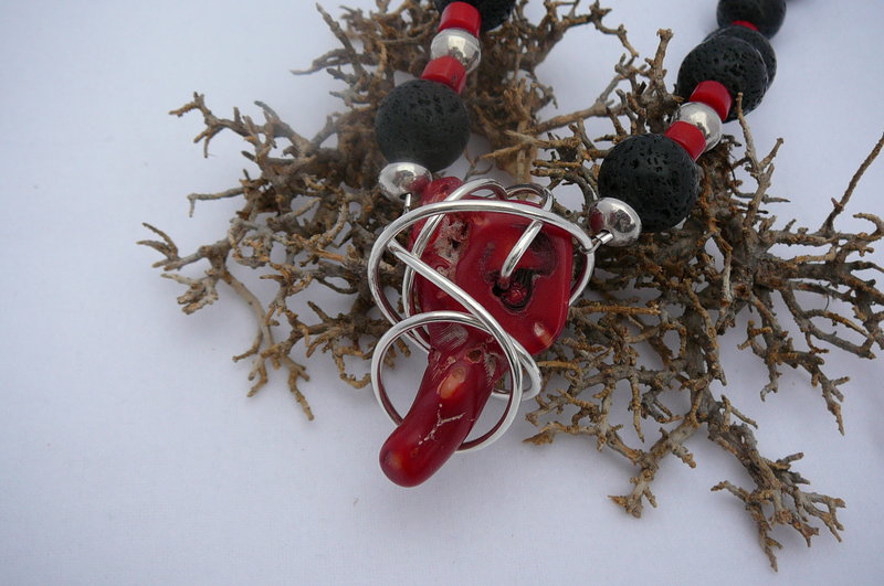 Ketting van lava, koraal en zilver.jpg