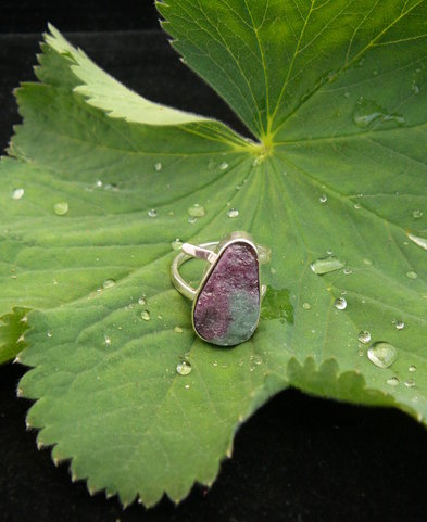 Zilveren ring van ruwe robijn met zoïsiet.jpg