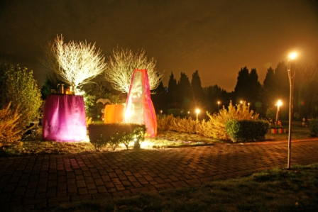 monumentje en statafels 's avonds.jpg