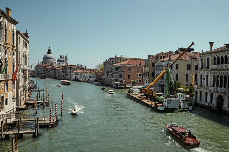 Het beeld nog zonder meetlat staat op zijn plaats