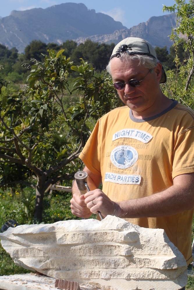 Hans van Uden aan het werk