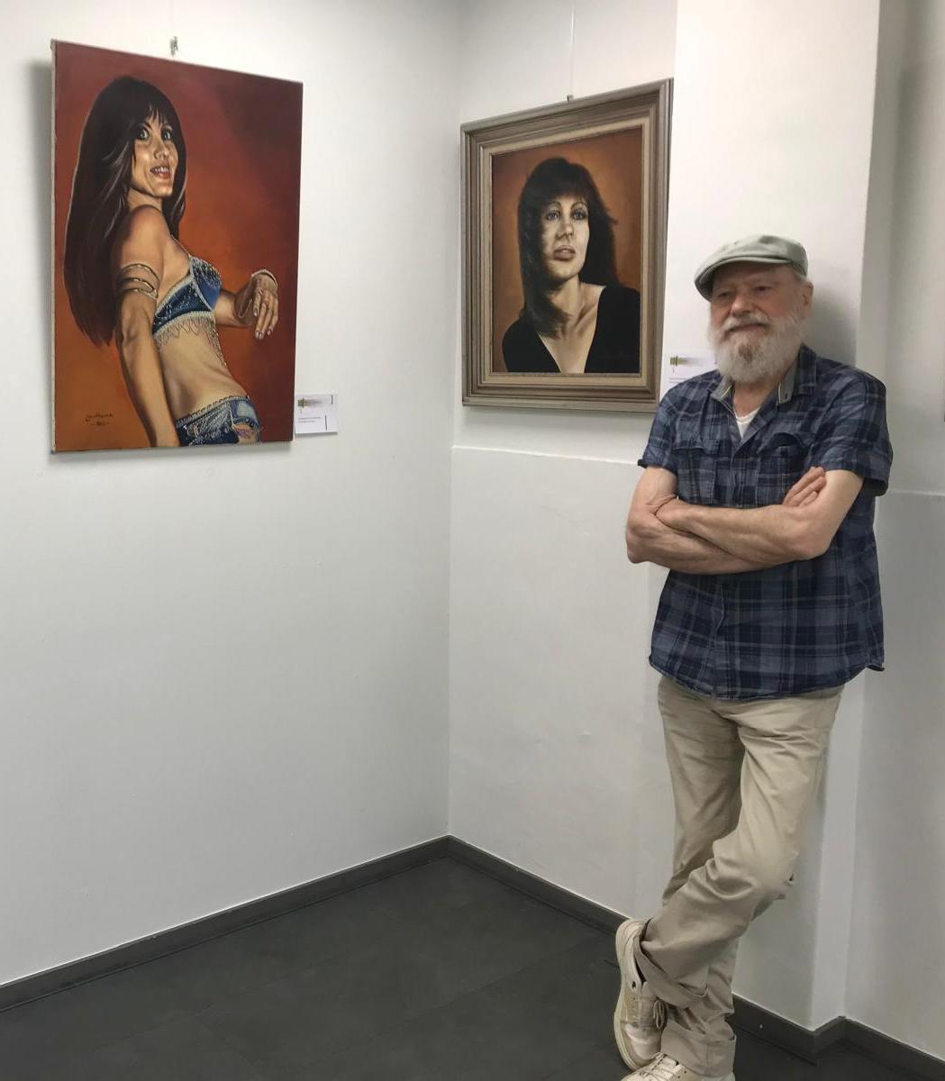 Joop van Haren op een expositie met zijn werk