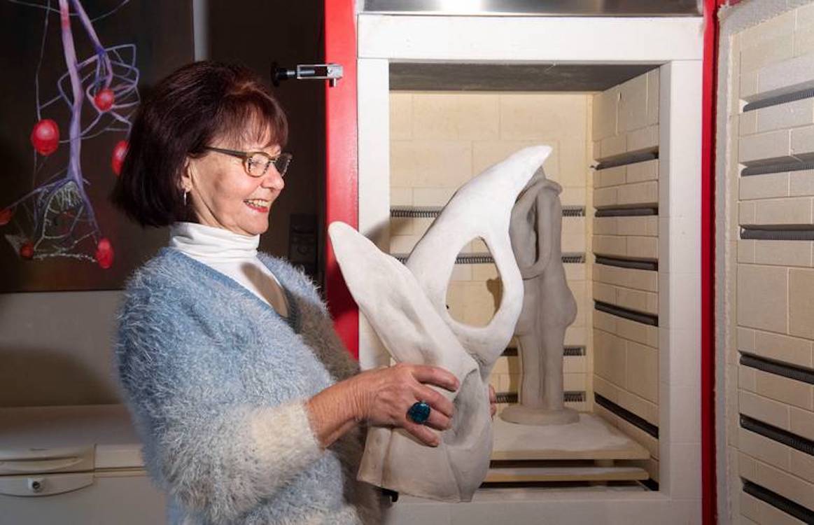 Louise Bierhuizen aan het werk